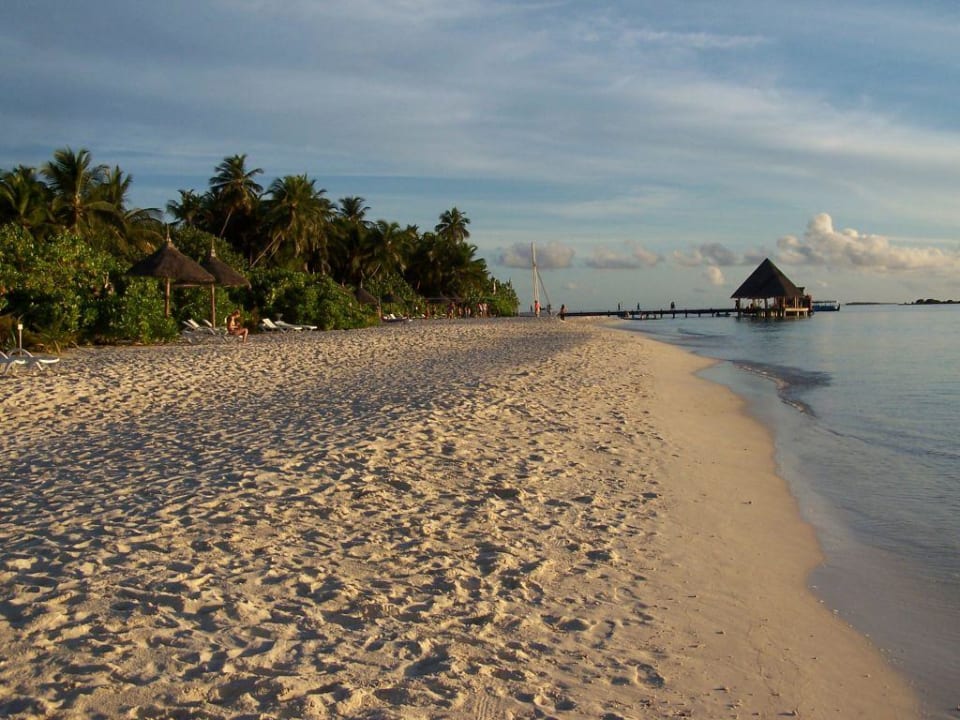 Abendliche Stimmung am menschenleeren Strand Sun Siyam Vilu Reef