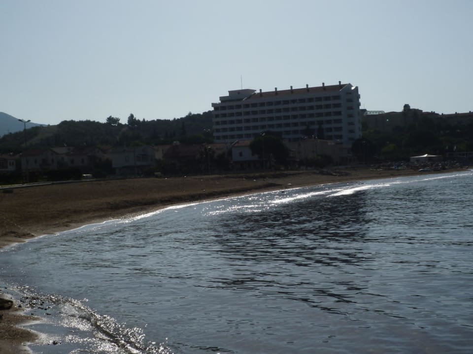Blick von Umgebung zum Hotel/Strand Hotel Grand Efe