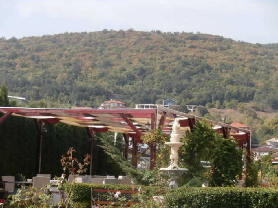 Wunderschön draußen frühstücken  Hotel Cazablanka / Casablanca