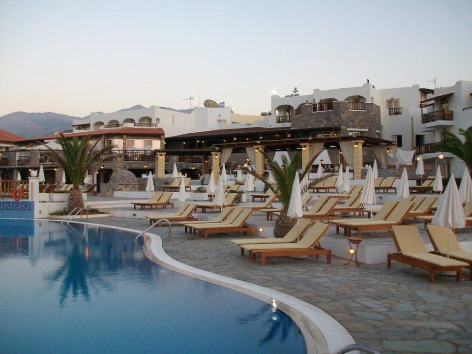 Einer von drei Pools Alexander Beach Hotel & Village Resort