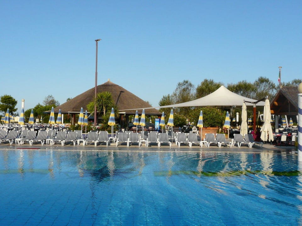 Vielseitige schöne Poolanlage Aparthotel Holiday