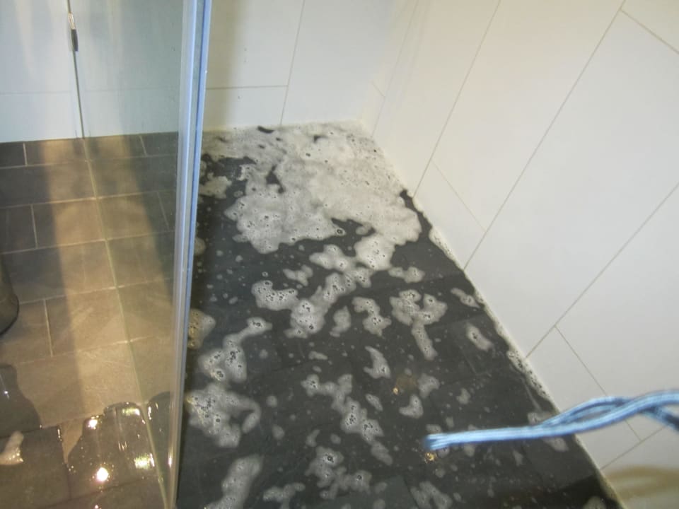 Überflutetes Bad Four Points by Sheraton Panoramahaus Dornbirn