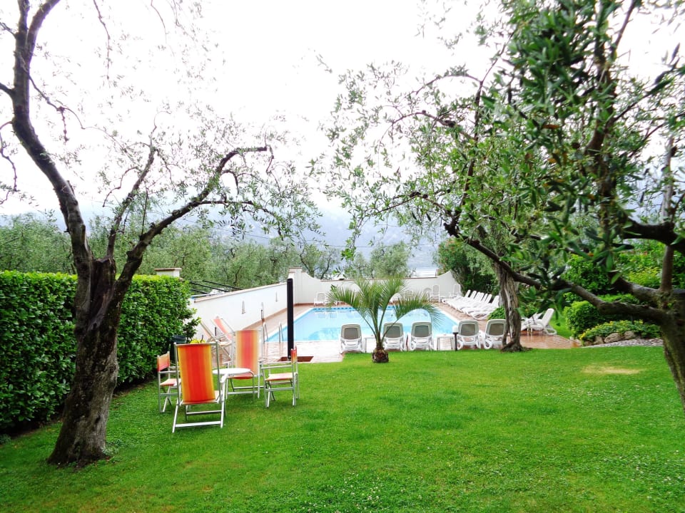 Schöne Gartenanlage und Pool Residence Alesi