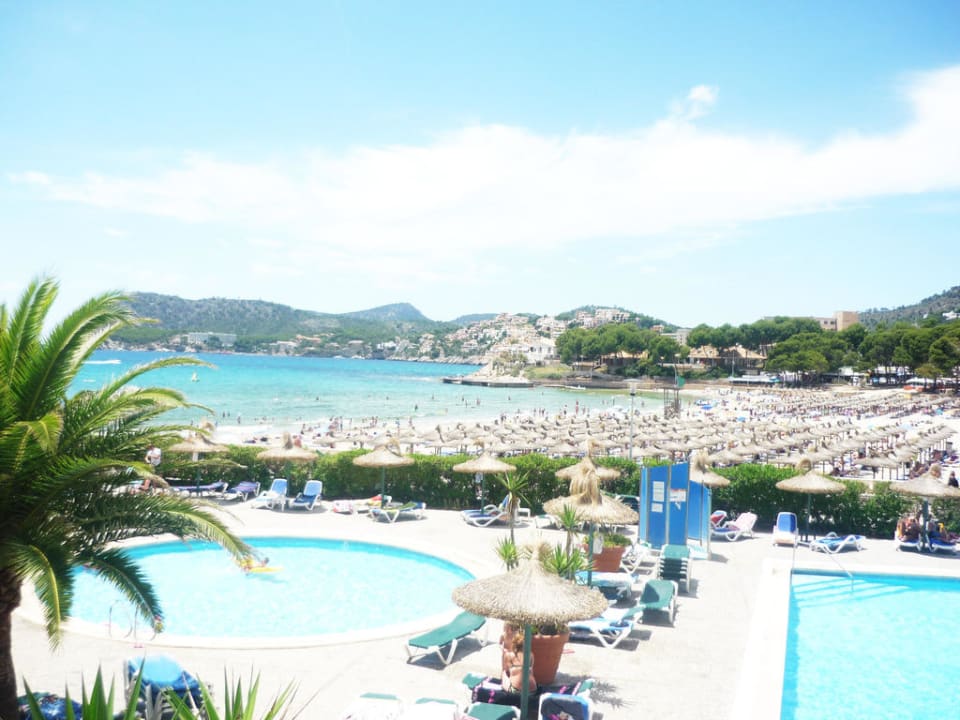 Poolanlage mit Blick aufs die Bucht im Hintergrund Hotel Vibra Beverly Playa