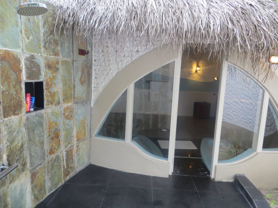 Aussendusche Nika Island Resort & Spa
