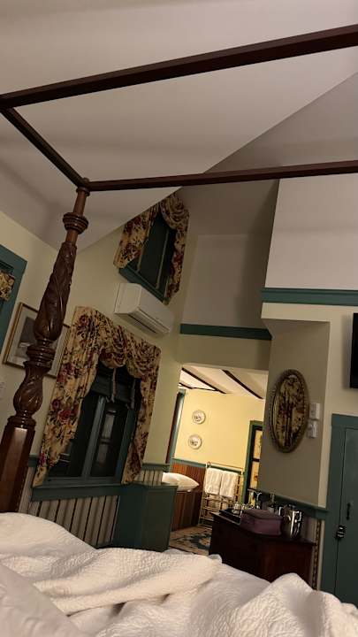 Zimmer Captain`s House Inn