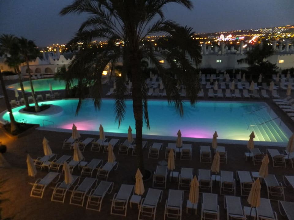 Der hintere Pool bei Nacht Sunprime Atlantic View