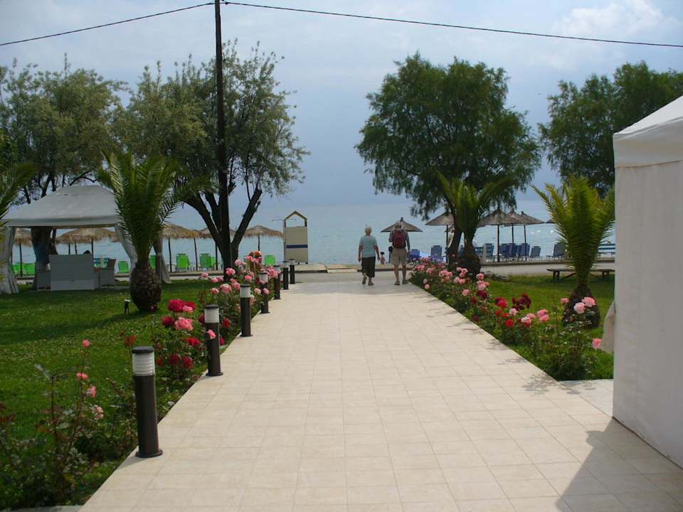 Weg zum Strand alltoura Club Hotel Poseidon Palace