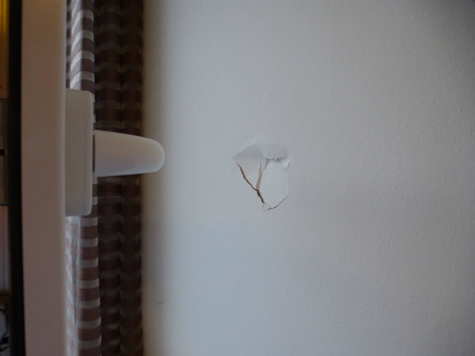 Durch Fenstergriff eingedrueckte Wandstelle Hotel Traube am See