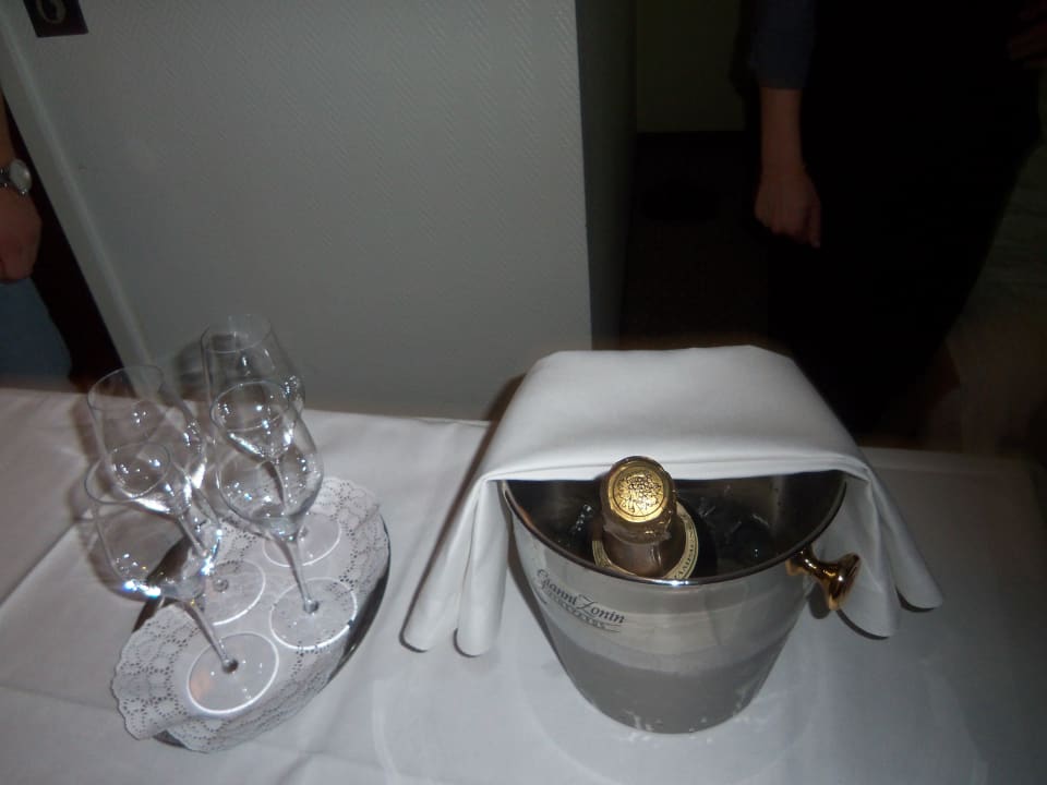 Champus auf dem Zimmer Leonardo Hotel Düsseldorf Airport - Ratingen