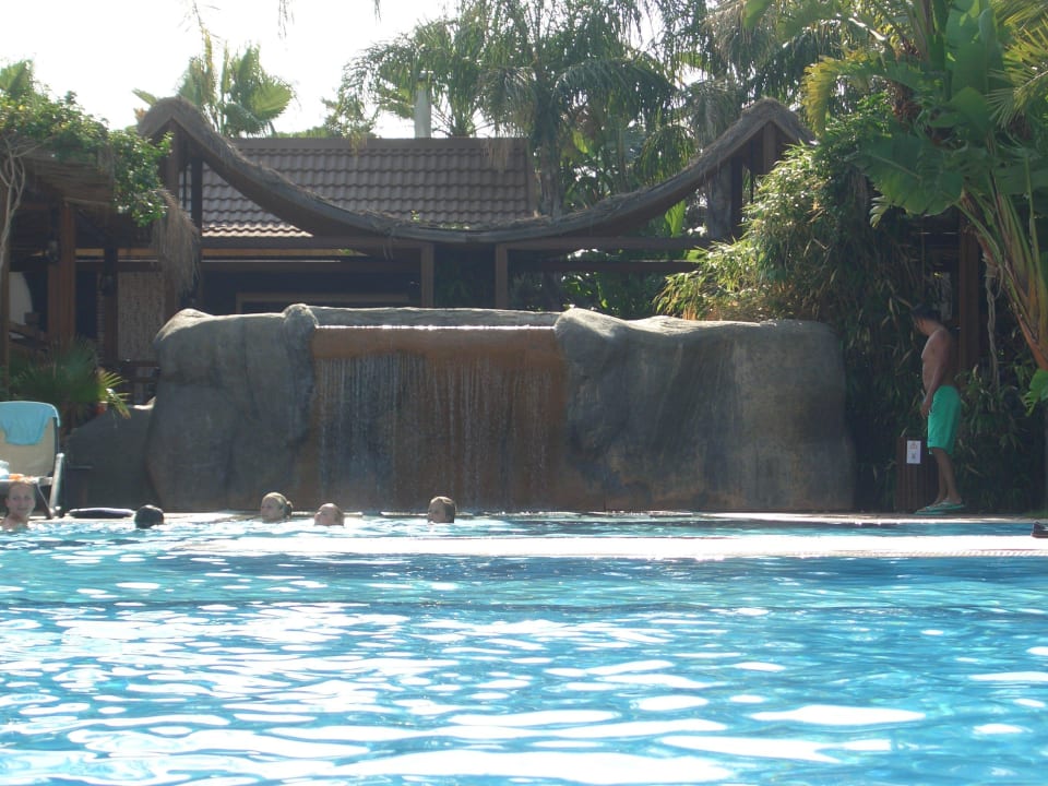 Einer von vielen Wasserfällen Hotel Royal Dragon