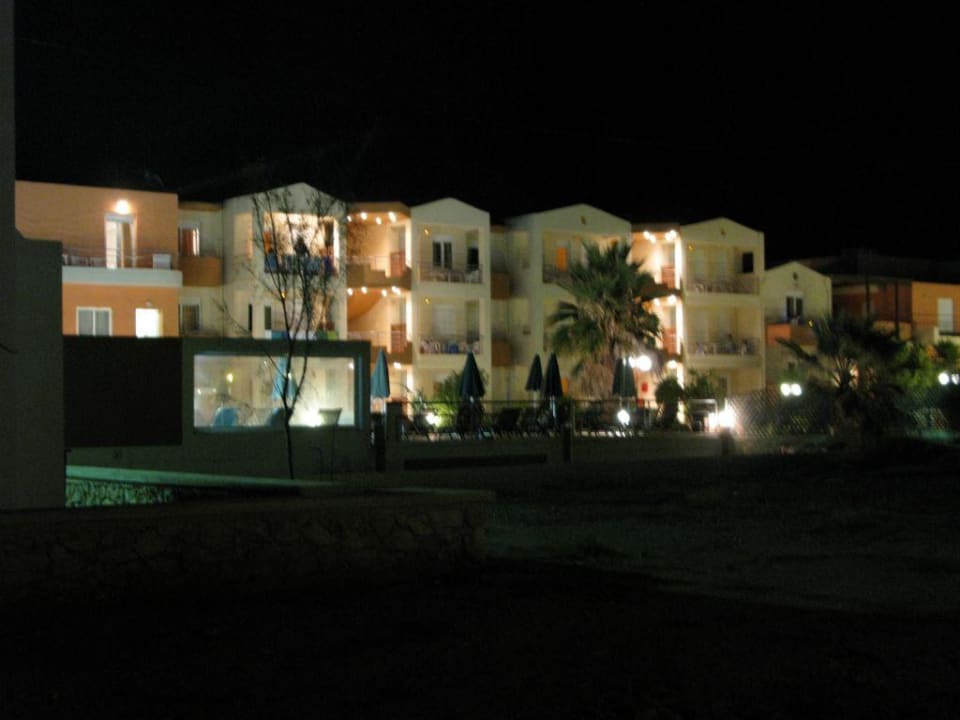 Außenansicht bei Nacht Hotel Maleme Mare
