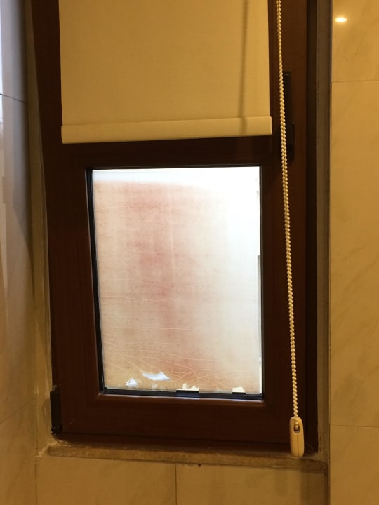 Leider unschön angeklebtes Fenster im Bad Anthemus Sea Beach Hotel & Spa