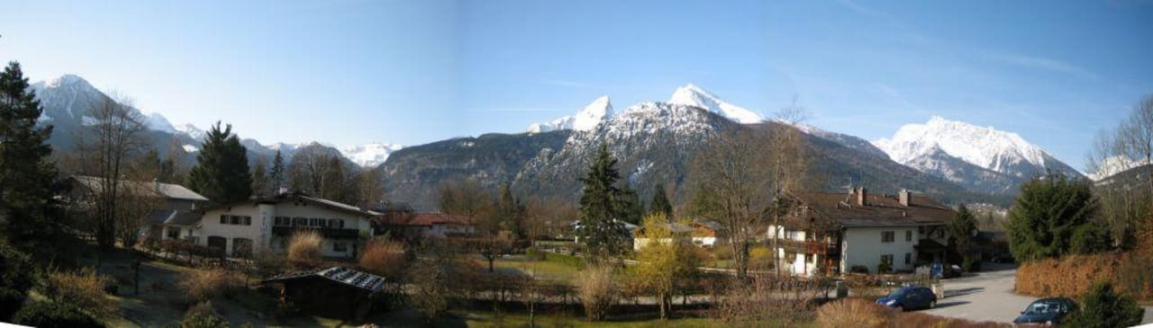 Balkonausblick auf das Gebirgspanorama Hotel Georgenhof