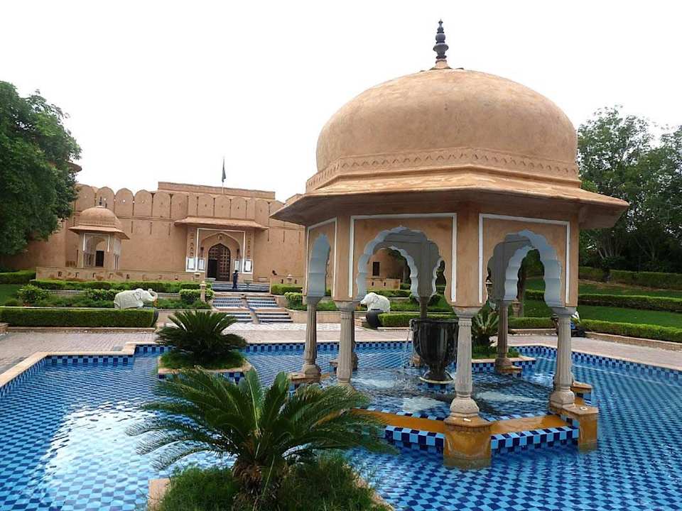 Hoteleingang zum The Oberoi Rajvilas Hotel The Oberoi Rajvilas