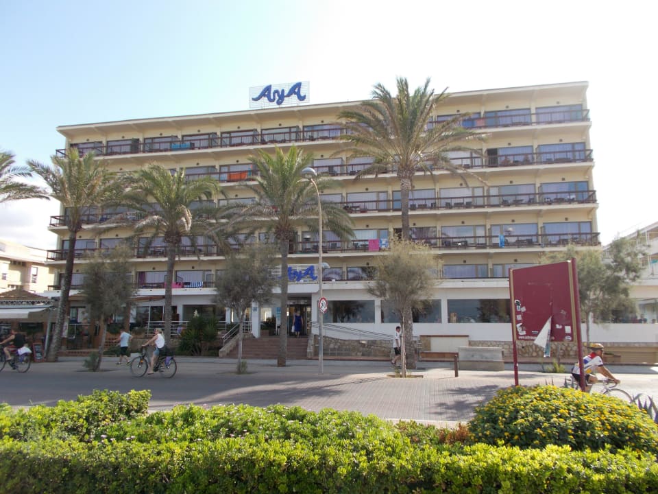 Hotelansicht vom Strand aus gesehen AYA Seahotel - Adults only