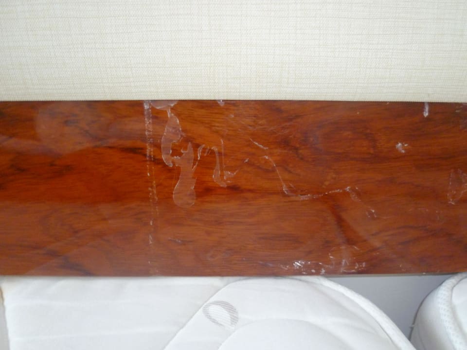 Undefinierbare Flecken am Kopfteil vom Bett Hatipoglu Beach Hotel