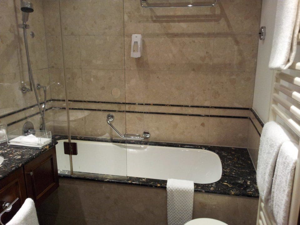 Die Wanne mit der Dusche. Lindner Hotel Frankfurt Main Plaza, part of JdV by Hyatt
