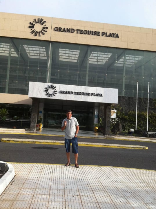 Parte de la gran fachada delantera Hotel Grand Teguise Playa