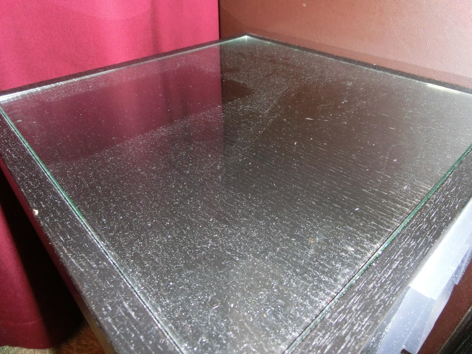 Staub auf dem Nachtkästchen Lindner Hotel Vienna Am Belvedere, part of JdV by Hyatt