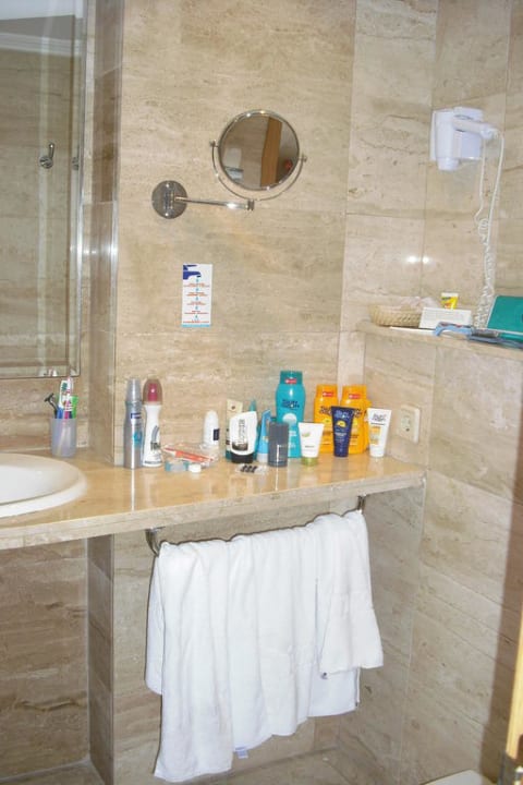 Großzügig gestaltete Ablageflächen Grupotel Los Principes & Spa