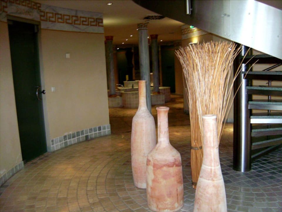 Der Saunabereich mit Treppe zur Schwimmhalle DORMERO Hotel Bonn - Windhagen