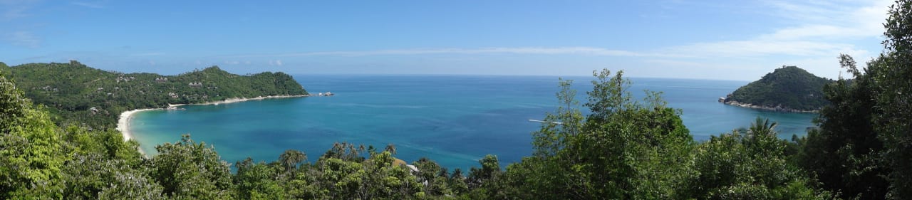 Blick auf Bucht von Aussichtspunkt Panviman Resort Koh Phangan