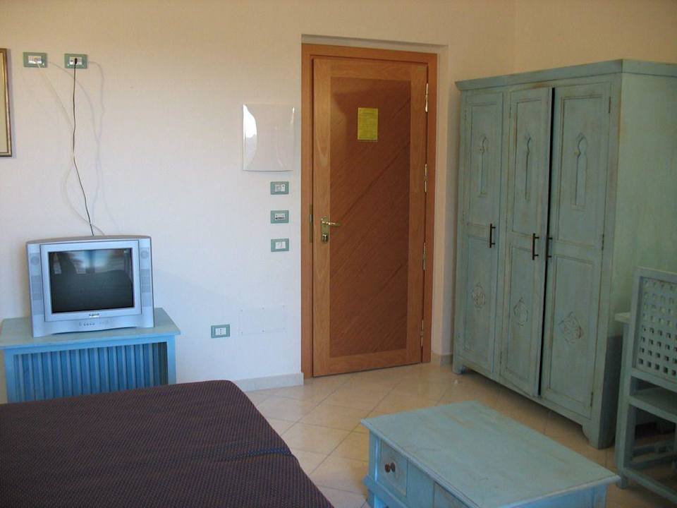 Eingang mit TV und Kleiderschrank Borgo Saraceno Hotel & Spa