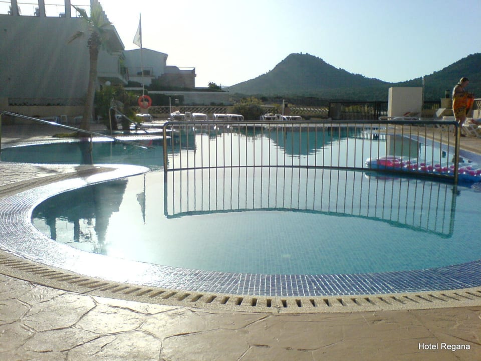 Abends um 19 Uhr am Pool HSM Regana - Adults Only