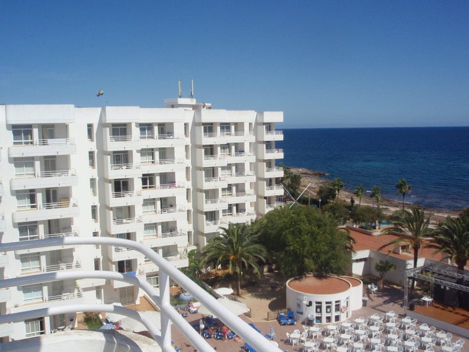 Widok na hotel i leżaki Hotel Palia Sa Coma Playa