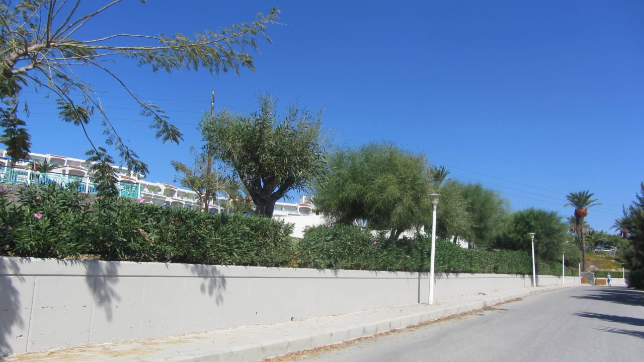 Blick von der Küstenstraße zum Hotel Rodos Princess Beach Hotel & Spa