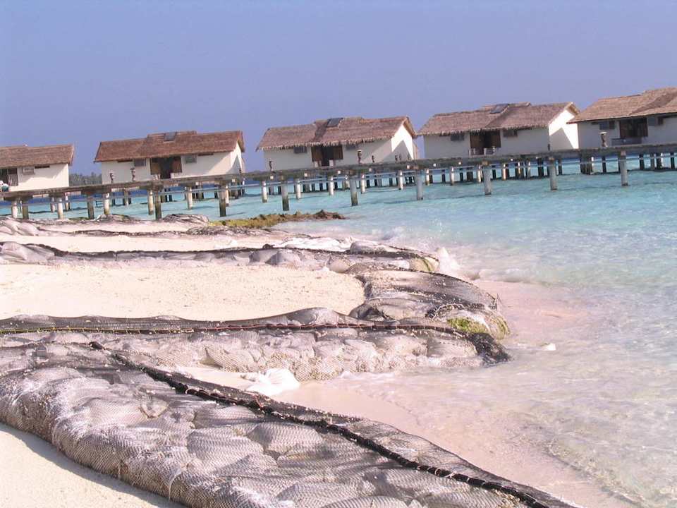 Strandbefestigung auf der Ostseite NH Collection Maldives Reethi Resort