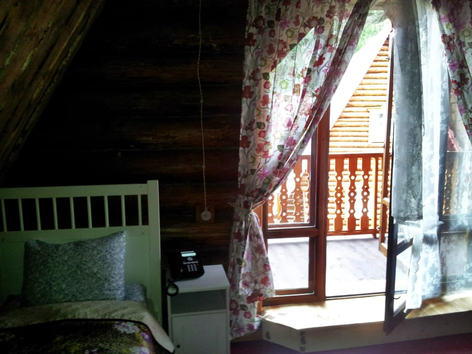 Eins der beiden Betten mit Balkon Park Hotel Berendeevka