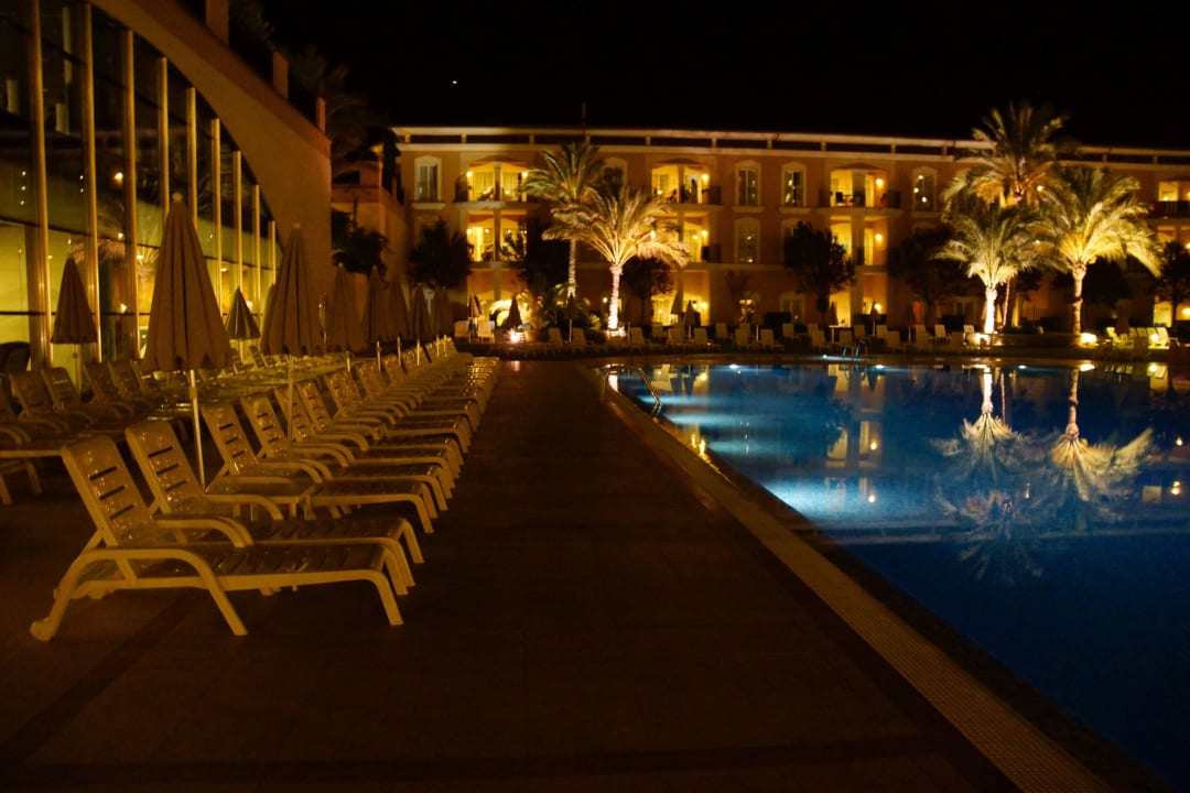 Schöner großer Pool in der Nacht Grupotel Playa de Palma Suites & Spa