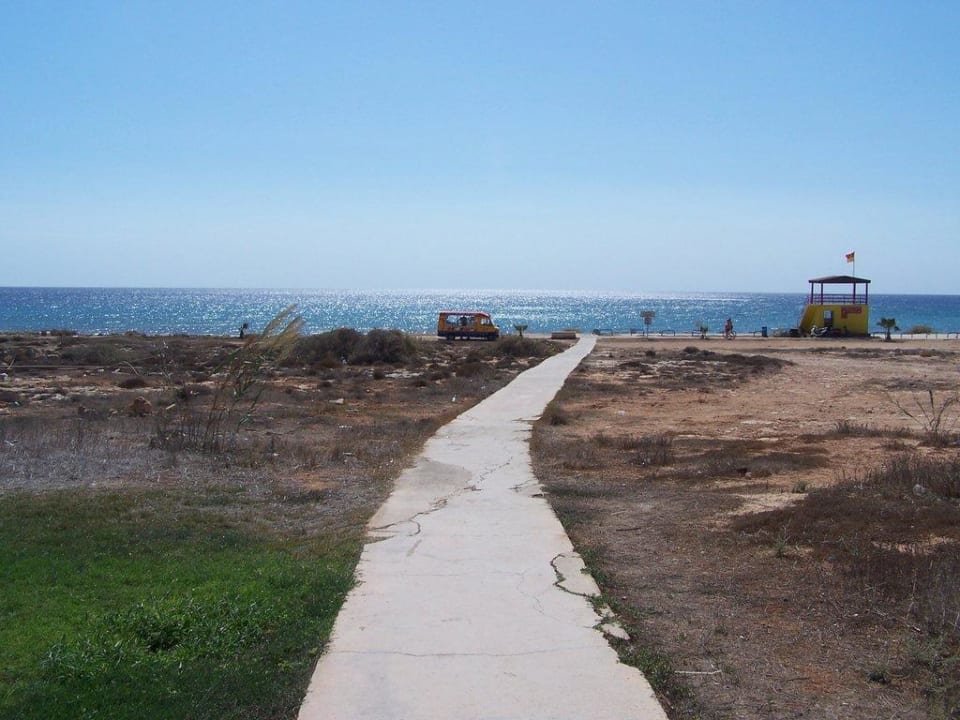 Betonweg zum Strand Nelia Sea Breeze
