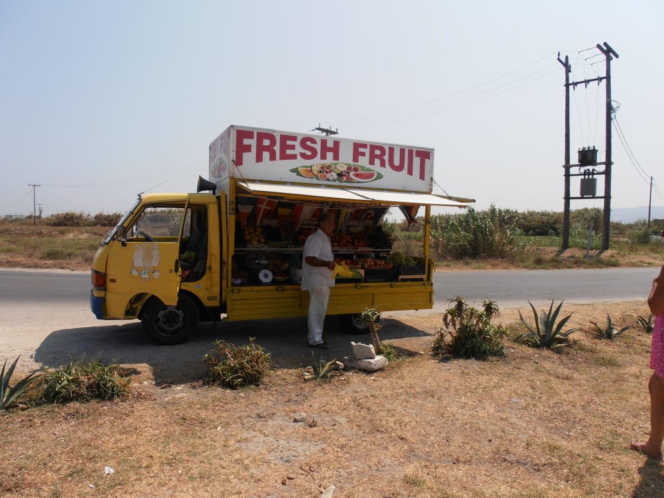 Codziennie przyjeżdża Pan z owocami Costa Angela Seaside Resort