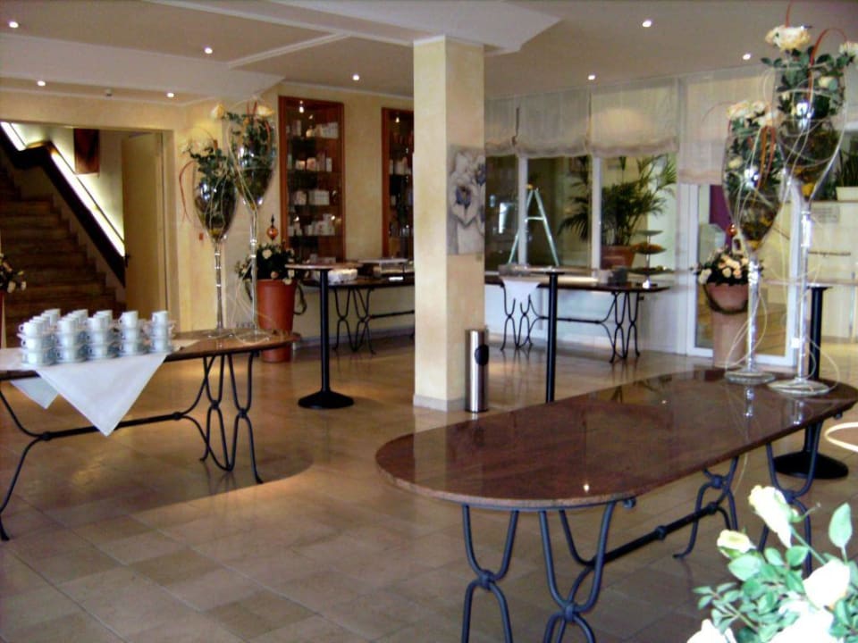 Lobby und Aufgang zu den Restaurants DORMERO Hotel Bonn - Windhagen