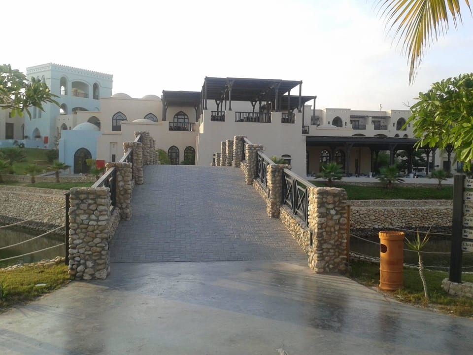 Brücke zum Speiselokal Salalah Rotana Resort