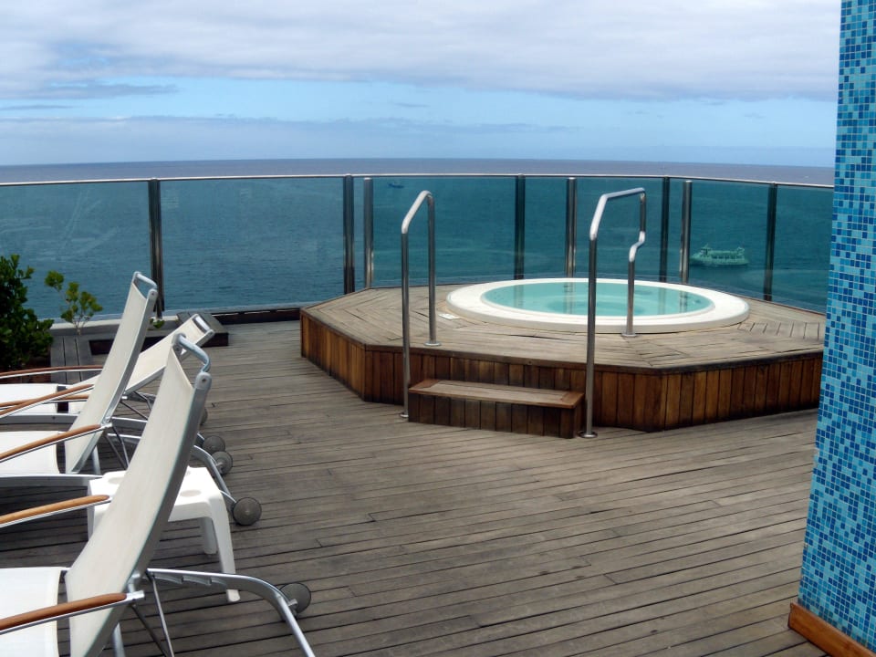 Das "Open-Air"-Solarium auf dem Dach mit Whirlpool Bull Dorado Beach & Spa