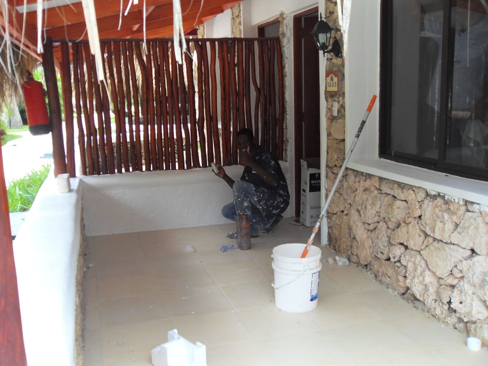 Die Bungalows werden renoviert.Maler bei der Arbei Hotel Viva Dominicus Beach by Wyndham - All Inclusive Resort