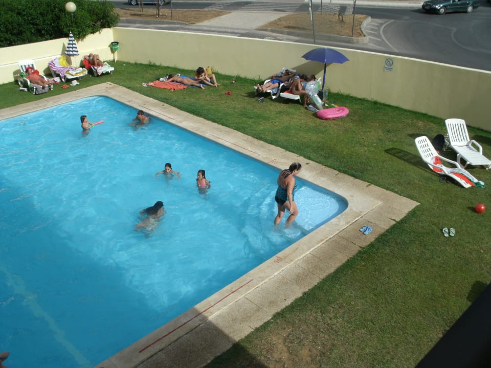 Nachmittags ist der Pool im Schatten Hotel Club dos Arcos