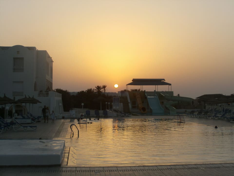 Aktivpool bei Sonnenuntergang Calimera Yati Beach