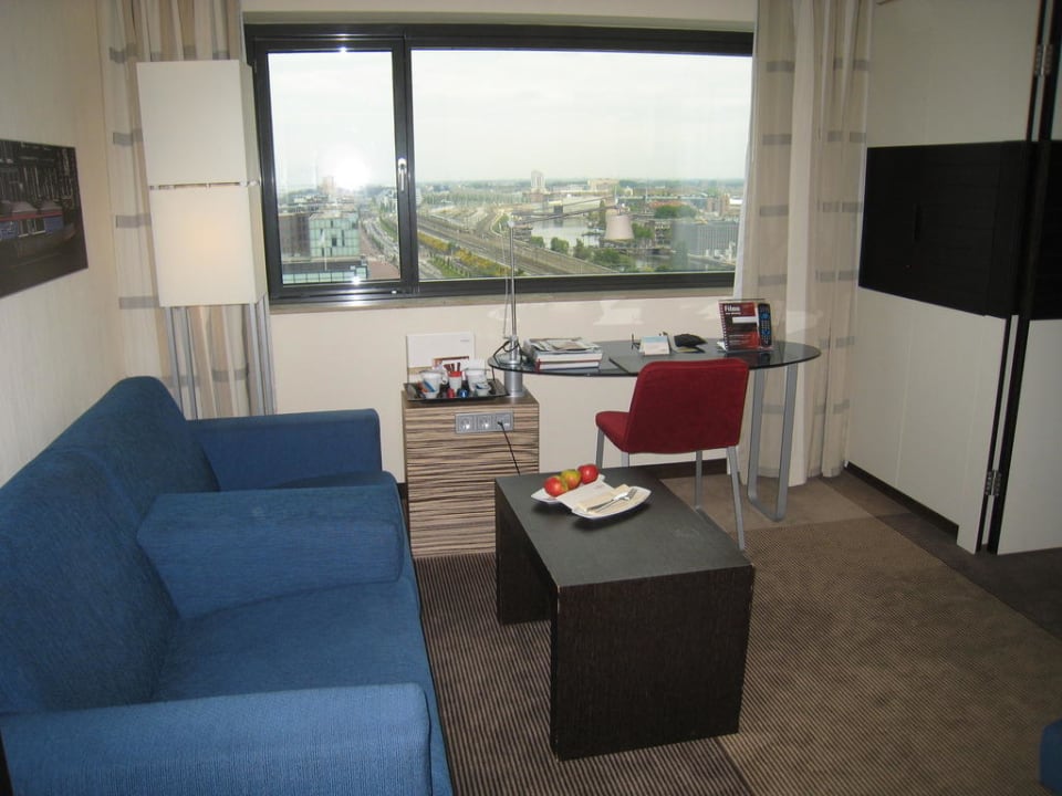 Wohnbereich einer Junior Suite Mövenpick Hotel Amsterdam City Centre