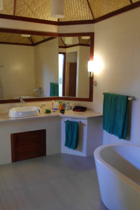 Bad im neuen Strand-Bungalow Thulhagiri Island Resort