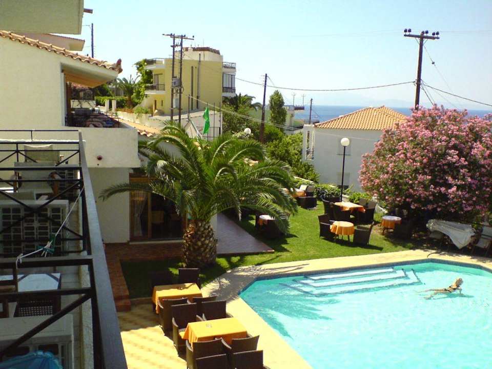 Pool mit Hotelcafe Hotel Sandy Bay