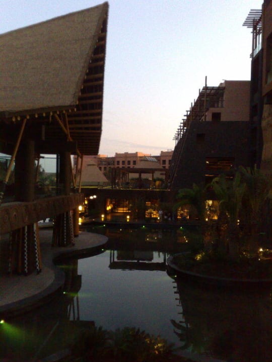 Wechselnde Beleuchtung, tolle Stimmung Lopesan Baobab Resort