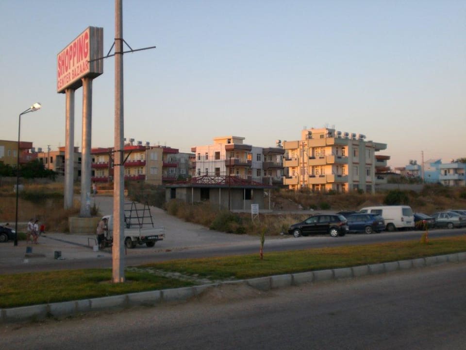 Vor dem Hotel Selge Beach Resort