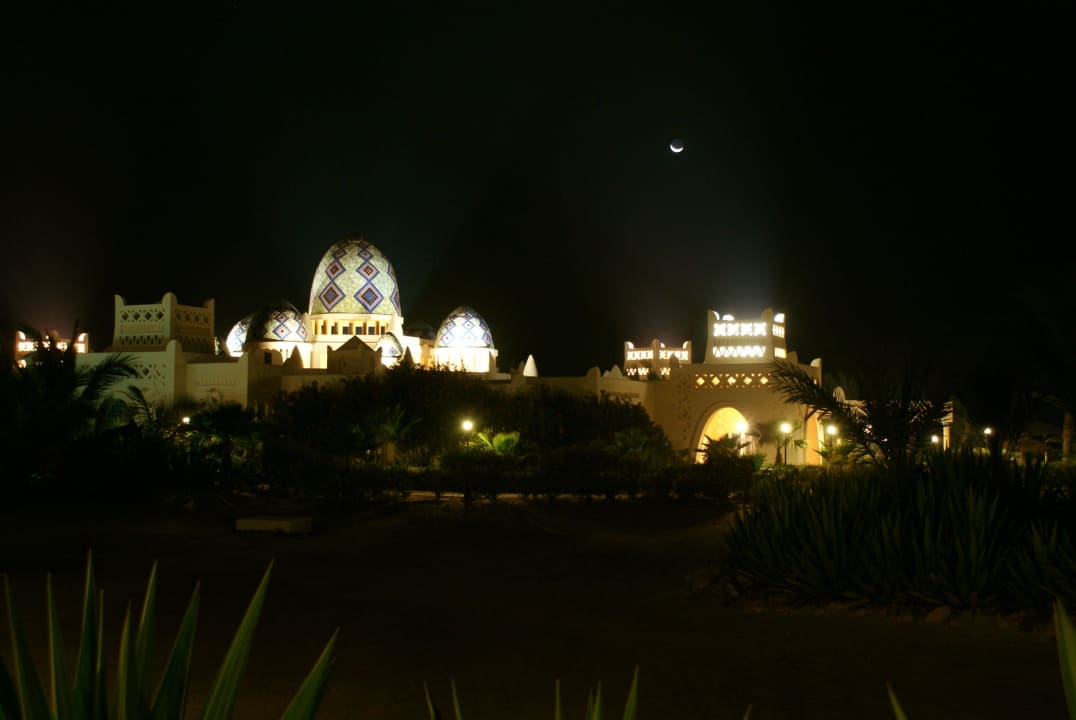 Poolrestaurant bei Nacht Hotel Riu Karamboa