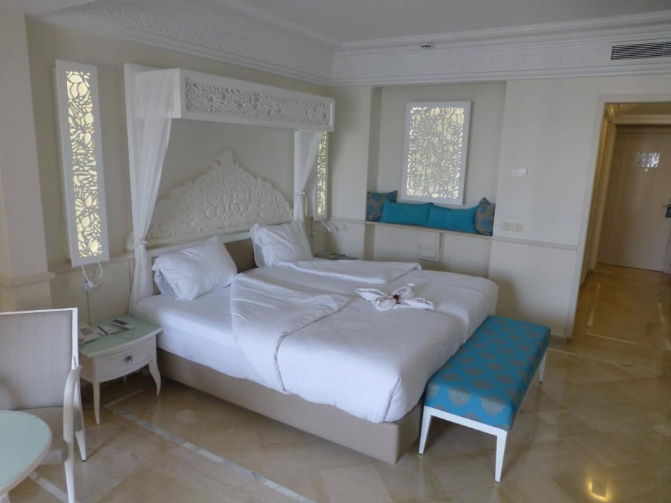 Handtuch-Kunstwerk auf Bett TUI BLUE Palm Beach Palace Djerba