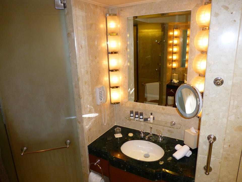 Badezimmer linke Seite Hotel The Peninsula Bangkok